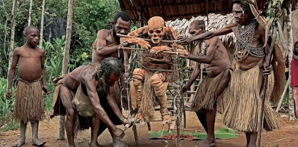  tribu de los Kolufos o Korowai en Papúa Nueva Guinea tiene creencias y religiones 