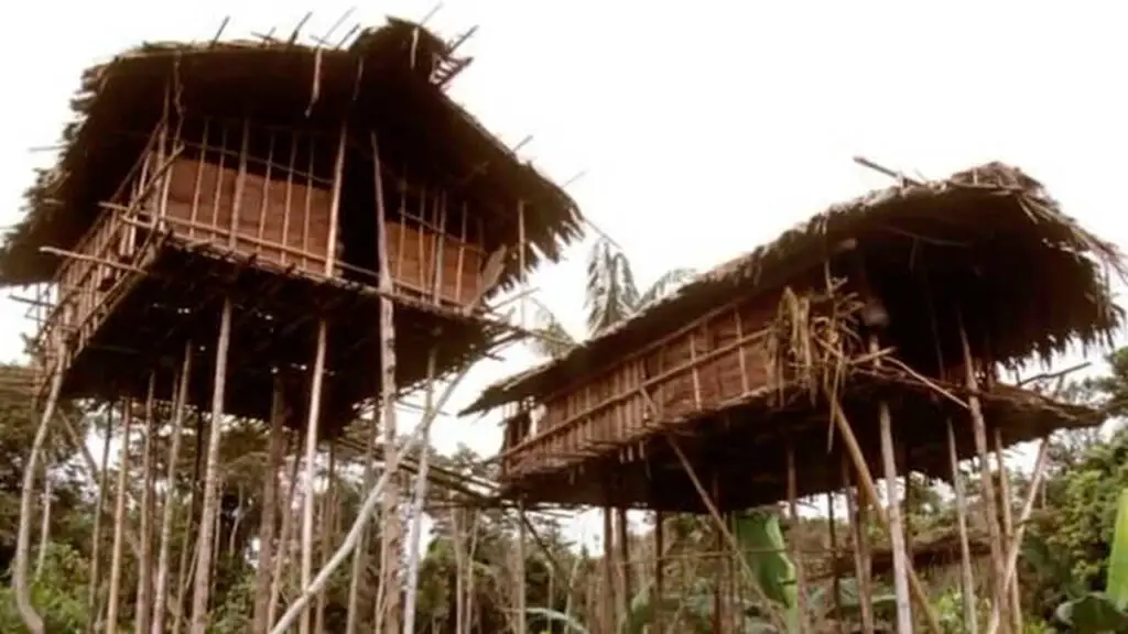 construcción de casas es una parte fundamental de la vida de la tribu Kolufos.