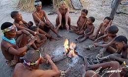  los bosquimanos se realiza de manera oral, a través de historias, canciones y rituales 