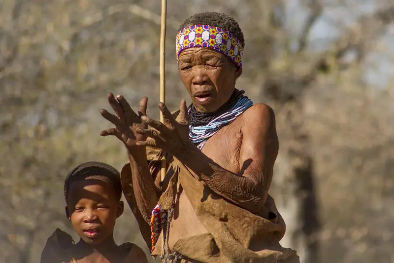 Los bosquimanos del Kalahari mantienen una rica tradición de rituales y celebraciones 